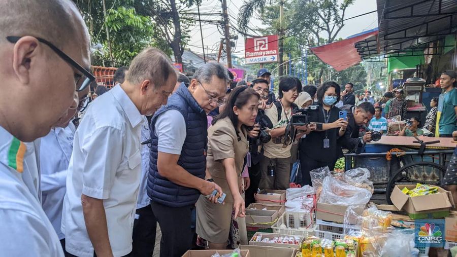 Menteri Perdagangan Zulkifli Hasan mengunjungi Pasar Palmerah, Jakarta Pusat. (CNBC Indonesia/Emir Yanwardhana)