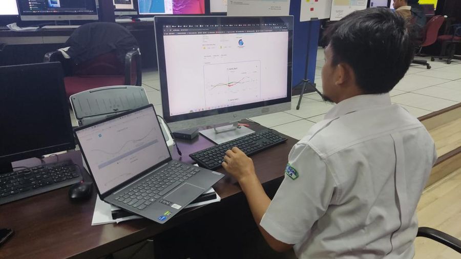 Pemantauan muka laut untuk upaya deteksi dini tsunami akibat adanya aktivitas erupsi Gunung Ruang di Sulawesi Utara pada hari Selasa (30/4/20240. (X/DaryonoBMKG)