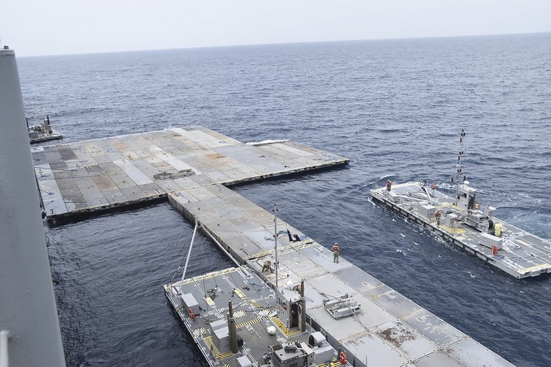 Personil Angkatan Laut AS membangun JLOTS, yang merupakan singkatan dari dermaga sementara Personil Angkatan Laut AS membangun JLOTS, yang merupakan singkatan dari dermaga sementara
