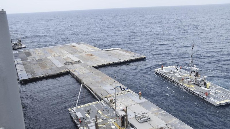Personil Angkatan Laut AS membangun JLOTS, yang merupakan singkatan dari dermaga sementara 