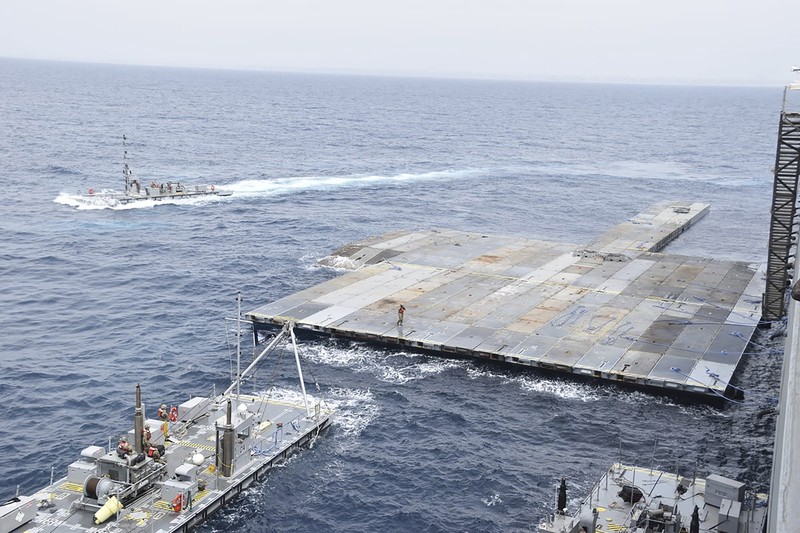 Personil Angkatan Laut AS membangun JLOTS, yang merupakan singkatan dari dermaga sementara 