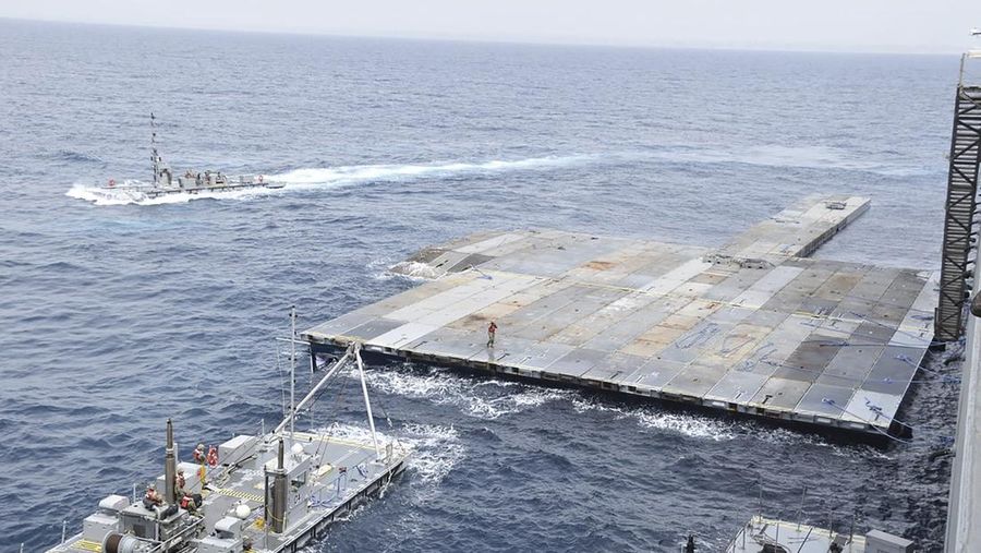 Personil Angkatan Laut AS membangun JLOTS, yang merupakan singkatan dari dermaga sementara 