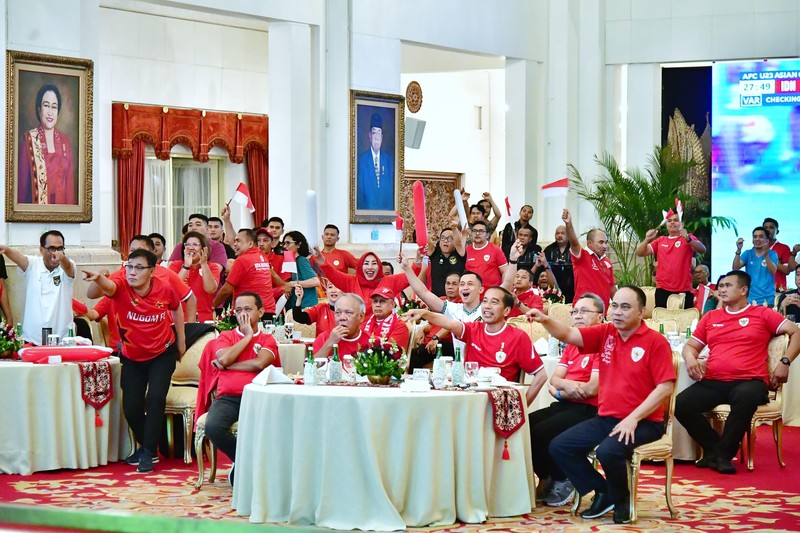 Presiden Joko Widodo dan beberapa Menteri Kabinet Indonesia Maju menyaksikan bersama semi final Piala AFC U-23 antara Indonesia dan Uzbekistan di Istana Negara pada Senin, 29 April 2024. (Dok. Sekretariat Presiden)