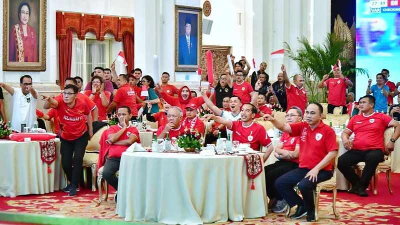 Presiden Joko Widodo dan beberapa Menteri Kabinet Indonesia Maju menyaksikan bersama semi final Piala AFC U-23 antara Indonesia dan Uzbekistan di Istana Negara pada Senin, 29 April 2024. (Dok. Sekretariat Presiden)