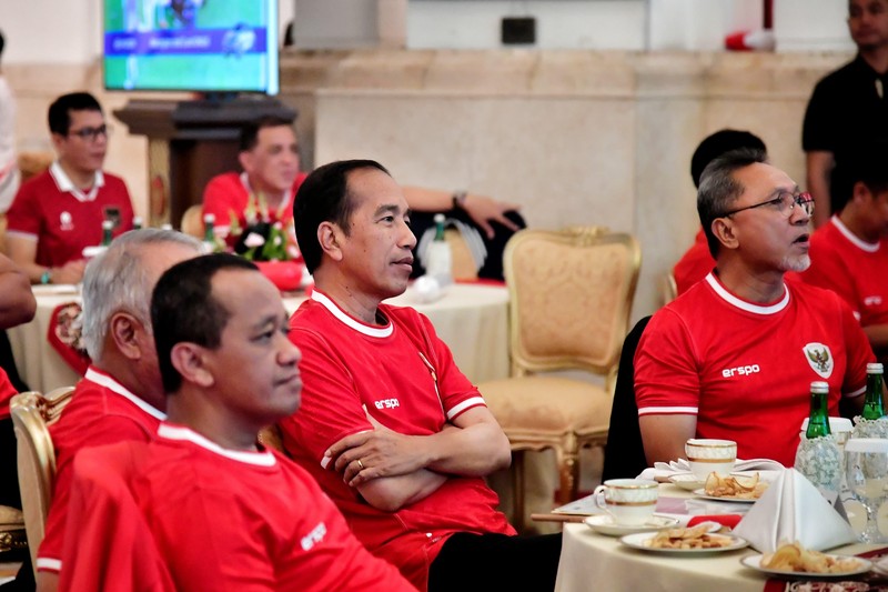 Presiden Joko Widodo dan beberapa Menteri Kabinet Indonesia Maju menyaksikan bersama semi final Piala AFC U-23 antara Indonesia dan Uzbekistan di Istana Negara pada Senin, 29 April 2024. Presiden Joko Widodo dan beberapa Menteri Kabinet Indonesia Maju menyaksikan bersama semi final Piala AFC U-23 antara Indonesia dan Uzbekistan di Istana Negara pada Senin, 29 April 2024. (Dok. Sekretariat Presiden)