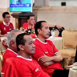 Potret Jokowi dan Menterinya Nobar Timnas Garuda di Istana