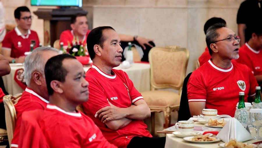 Presiden Joko Widodo dan beberapa Menteri Kabinet Indonesia Maju menyaksikan bersama semi final Piala AFC U-23 antara Indonesia dan Uzbekistan di Istana Negara pada Senin, 29 April 2024. (Dok. Sekretariat Presiden)