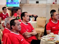 Potret Jokowi dan Menterinya Nobar Timnas Garuda di Istana