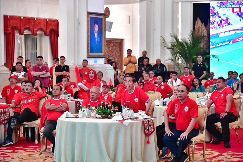 Presiden Joko Widodo dan beberapa Menteri Kabinet Indonesia Maju menyaksikan bersama semi final Piala AFC U-23 antara Indonesia dan Uzbekistan di Istana Negara pada Senin, 29 April 2024. Presiden Joko Widodo dan beberapa Menteri Kabinet Indonesia Maju menyaksikan bersama semi final Piala AFC U-23 antara Indonesia dan Uzbekistan di Istana Negara pada Senin, 29 April 2024. (Dok. Sekretariat Presiden)