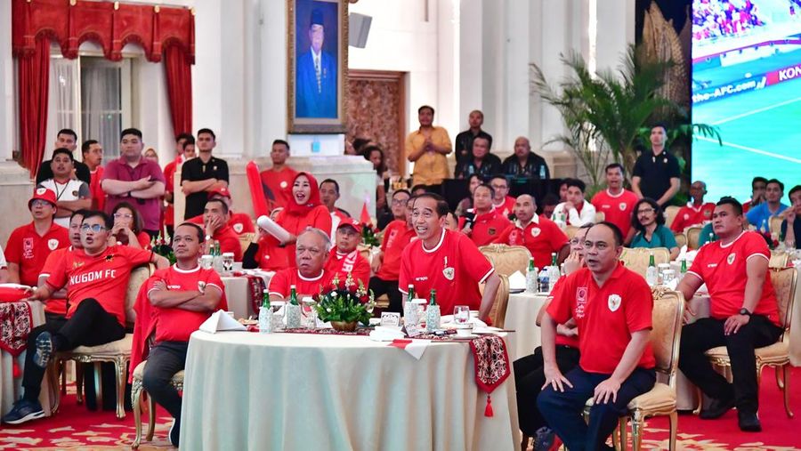 Presiden Joko Widodo dan beberapa Menteri Kabinet Indonesia Maju menyaksikan bersama semi final Piala AFC U-23 antara Indonesia dan Uzbekistan di Istana Negara pada Senin, 29 April 2024. (Dok. Sekretariat Presiden)