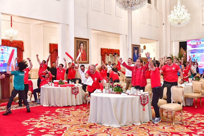 Presiden Joko Widodo dan beberapa Menteri Kabinet Indonesia Maju menyaksikan bersama semi final Piala AFC U-23 antara Indonesia dan Uzbekistan di Istana Negara pada Senin, 29 April 2024. Presiden Joko Widodo dan beberapa Menteri Kabinet Indonesia Maju menyaksikan bersama semi final Piala AFC U-23 antara Indonesia dan Uzbekistan di Istana Negara pada Senin, 29 April 2024. (Dok. Sekretariat Presiden)