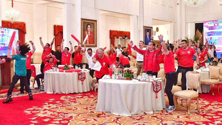 Presiden Joko Widodo dan beberapa Menteri Kabinet Indonesia Maju menyaksikan bersama semi final Piala AFC U-23 antara Indonesia dan Uzbekistan di Istana Negara pada Senin, 29 April 2024. (Dok. Sekretariat Presiden)