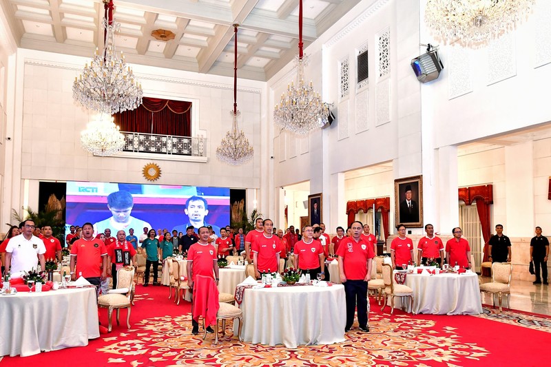Presiden Joko Widodo dan beberapa Menteri Kabinet Indonesia Maju menyaksikan bersama semi final Piala AFC U-23 antara Indonesia dan Uzbekistan di Istana Negara pada Senin, 29 April 2024. (Dok. Sekretariat Presiden)