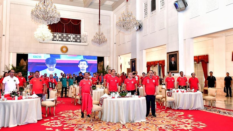 Presiden Joko Widodo dan beberapa Menteri Kabinet Indonesia Maju menyaksikan bersama semi final Piala AFC U-23 antara Indonesia dan Uzbekistan di Istana Negara pada Senin, 29 April 2024. (Dok. Sekretariat Presiden)