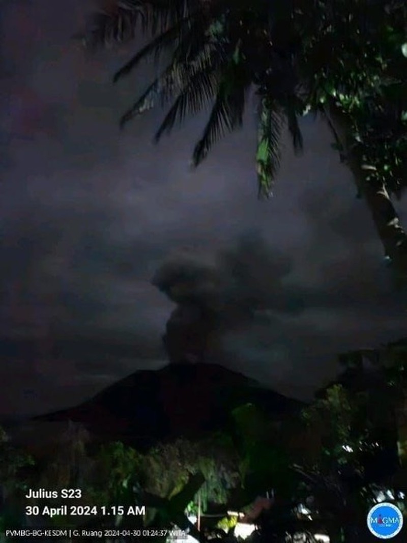 Pusat Vulkanologi dan Mitigasi Bencana Geologi (PVMBG) melaporkan Gunung Ruang di Kabupaten Sitaro, Sulawesi Utara, kembali erupsi. Status Gunung Ruang kembali naik jadi level IV atau awas. Gunung Ruang erupsi pukul 02.35 WIB pada Selasa (30/4/2024). Pusat Vulkanologi dan Mitigasi Bencana Geologi (PVMBG) melaporkan Gunung Ruang di Kabupaten Sitaro, Sulawesi Utara, kembali erupsi. Status Gunung Ruang kembali naik jadi level IV atau awas. Gunung Ruang erupsi pukul 02.35 WIB pada Selasa (30/4/2024). (Dok. Magma)