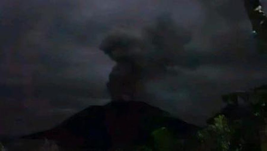 Pusat Vulkanologi dan Mitigasi Bencana Geologi (PVMBG) melaporkan Gunung Ruang di Kabupaten Sitaro, Sulawesi Utara, kembali erupsi. Status Gunung Ruang kembali naik jadi level IV atau awas. Gunung Ruang erupsi pukul 02.35 WIB pada Selasa (30/4/2024). (Dok. Magma)