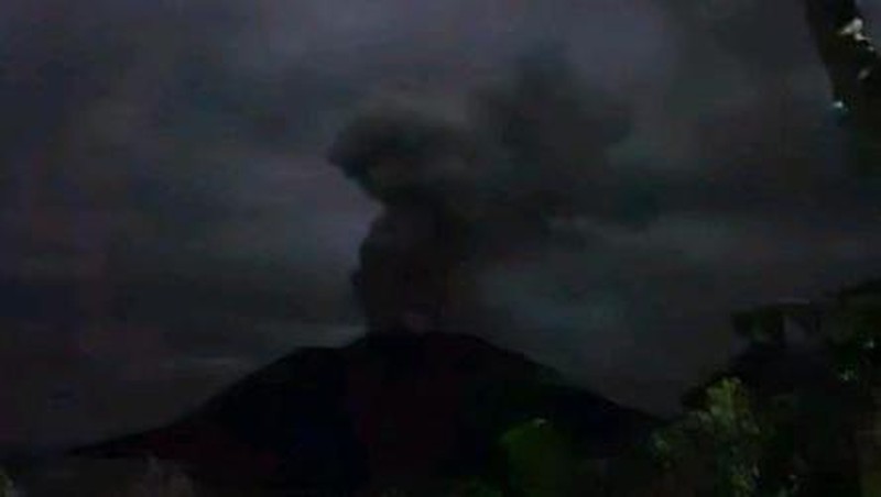 Pusat Vulkanologi dan Mitigasi Bencana Geologi (PVMBG) melaporkan Gunung Ruang di Kabupaten Sitaro, Sulawesi Utara, kembali erupsi. Status Gunung Ruang kembali naik jadi level IV atau awas. Gunung Ruang erupsi pukul 02.35 WIB pada Selasa (30/4/2024). (Dok. Magma)