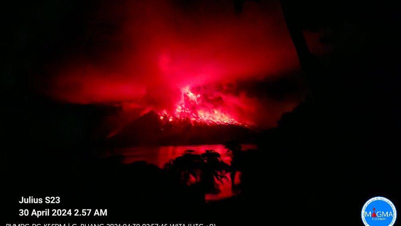 Pusat Vulkanologi dan Mitigasi Bencana Geologi (PVMBG) melaporkan Gunung Ruang di Kabupaten Sitaro, Sulawesi Utara, kembali erupsi. Status Gunung Ruang kembali naik jadi level IV atau awas. Gunung Ruang erupsi pukul 02.35 WIB pada Selasa (30/4/2024). (Dok. Magma)