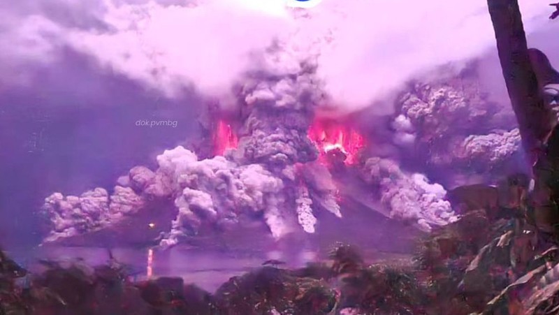 Pusat Vulkanologi dan Mitigasi Bencana Geologi (PVMBG) melaporkan Gunung Ruang di Kabupaten Sitaro, Sulawesi Utara, kembali erupsi. Status Gunung Ruang kembali naik jadi level IV atau awas. Gunung Ruang erupsi pukul 02.35 WIB pada Selasa (30/4/2024). Pusat Vulkanologi dan Mitigasi Bencana Geologi (PVMBG) melaporkan Gunung Ruang di Kabupaten Sitaro, Sulawesi Utara, kembali erupsi. Status Gunung Ruang kembali naik jadi level IV atau awas. Gunung Ruang erupsi pukul 02.35 WIB pada Selasa (30/4/2024). (Dok. Magma)