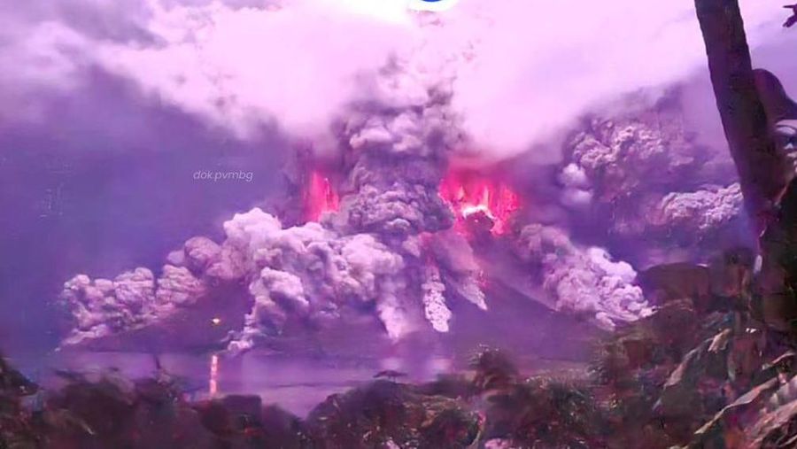 Pusat Vulkanologi dan Mitigasi Bencana Geologi (PVMBG) melaporkan Gunung Ruang di Kabupaten Sitaro, Sulawesi Utara, kembali erupsi. Status Gunung Ruang kembali naik jadi level IV atau awas. Gunung Ruang erupsi pukul 02.35 WIB pada Selasa (30/4/2024). (Instagram/pvmbg_)