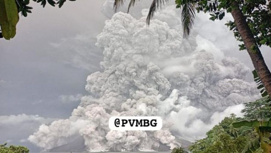 Pusat Vulkanologi dan Mitigasi Bencana Geologi (PVMBG) melaporkan Gunung Ruang di Kabupaten Sitaro, Sulawesi Utara, kembali erupsi. Status Gunung Ruang kembali naik jadi level IV atau awas. Gunung Ruang erupsi pukul 02.35 WIB pada Selasa (30/4/2024). (Dok. PVMBG)