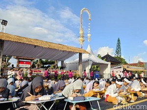 Lomba Menulis Aksara Bali di Klungkung, Siswi MTs Antusias