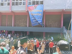 Ribuan Warga Banyuwangi Padati GOR Tawangalun Sambut Kedatangan Jokowi