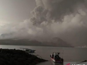 Erupsi Gunung Ruang Bikin Bandara Tutup hingga Warga Dievakuasi