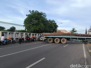 TrukTrailer Melintang di Menganti Gresik, Kemacetan Mengular 500 Meter