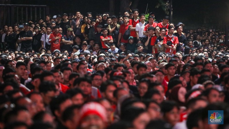 Warga menyaksikan pertandingan Timnas U-23 Indonesia melawan Timnas U-23 Uzbekistan pada semifinal AFC U-23 Piala Asia 2024 melalui layar di kawasan Stadion Utama Gelora Bung Karno (SUGBK), Jakarta, Senin (29/4/2024) malam. (CNBC Indonesia/Faisal Rahman)