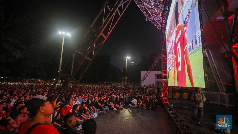 Warga menyaksikan pertandingan Timnas U-23 Indonesia melawan Timnas U-23 Uzbekistan pada semifinal AFC U-23 Piala Asia 2024 melalui layar di kawasan Stadion Utama Gelora Bung Karno (SUGBK), Jakarta, Senin (29/4/2024) malam. (CNBC Indonesia/Faisal Rahman) Warga menyaksikan pertandingan Timnas U-23 Indonesia melawan Timnas U-23 Uzbekistan pada semifinal AFC U-23 Piala Asia 2024 melalui layar di kawasan Stadion Utama Gelora Bung Karno (SUGBK), Jakarta, Senin (29/4/2024) malam. (CNBC Indonesia/Faisal Rahman)