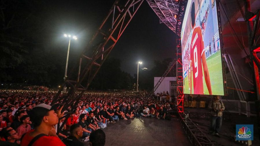 Warga menyaksikan pertandingan Timnas U-23 Indonesia melawan Timnas U-23 Uzbekistan pada semifinal AFC U-23 Piala Asia 2024 melalui layar di kawasan Stadion Utama Gelora Bung Karno (SUGBK), Jakarta, Senin (29/4/2024) malam. (CNBC Indonesia/Faisal Rahman)