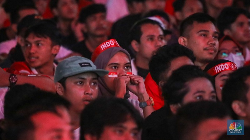 Warga menyaksikan pertandingan Timnas U-23 Indonesia melawan Timnas U-23 Uzbekistan pada semifinal AFC U-23 Piala Asia 2024 melalui layar di kawasan Stadion Utama Gelora Bung Karno (SUGBK), Jakarta, Senin (29/4/2024) malam. (CNBC Indonesia/Faisal Rahman) Warga menyaksikan pertandingan Timnas U-23 Indonesia melawan Timnas U-23 Uzbekistan pada semifinal AFC U-23 Piala Asia 2024 melalui layar di kawasan Stadion Utama Gelora Bung Karno (SUGBK), Jakarta, Senin (29/4/2024) malam. (CNBC Indonesia/Faisal Rahman)