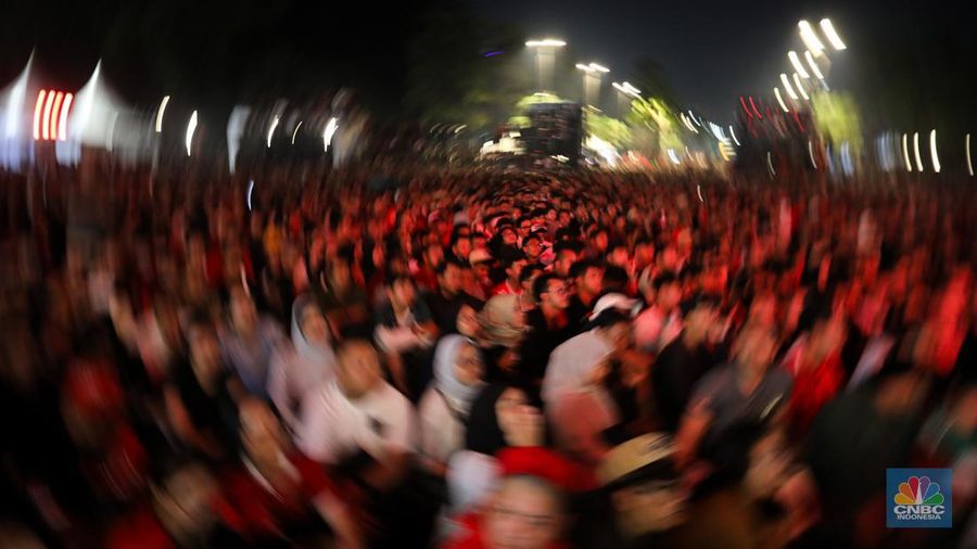 Warga menyaksikan pertandingan Timnas U-23 Indonesia melawan Timnas U-23 Uzbekistan pada semifinal AFC U-23 Piala Asia 2024 melalui layar di kawasan Stadion Utama Gelora Bung Karno (SUGBK), Jakarta, Senin (29/4/2024) malam. (CNBC Indonesia/Faisal Rahman)