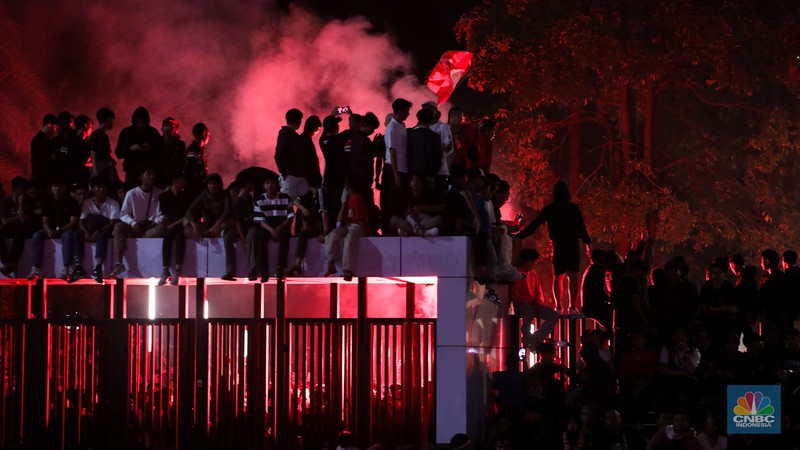 Warga menyaksikan pertandingan Timnas U-23 Indonesia melawan Timnas U-23 Uzbekistan pada semifinal AFC U-23 Piala Asia 2024 melalui layar di kawasan Stadion Utama Gelora Bung Karno (SUGBK), Jakarta, Senin (29/4/2024) malam. (CNBC Indonesia/Faisal Rahman) Warga menyaksikan pertandingan Timnas U-23 Indonesia melawan Timnas U-23 Uzbekistan pada semifinal AFC U-23 Piala Asia 2024 melalui layar di kawasan Stadion Utama Gelora Bung Karno (SUGBK), Jakarta, Senin (29/4/2024) malam. (CNBC Indonesia/Faisal Rahman)