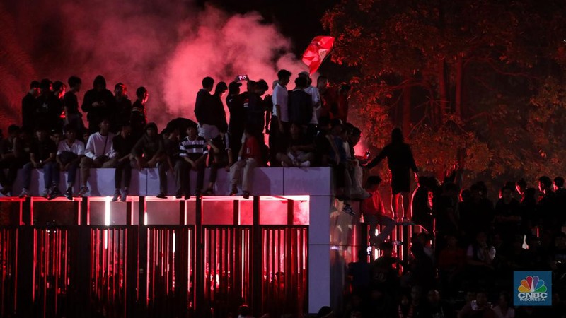 Warga menyaksikan pertandingan Timnas U-23 Indonesia melawan Timnas U-23 Uzbekistan pada semifinal AFC U-23 Piala Asia 2024 melalui layar di kawasan Stadion Utama Gelora Bung Karno (SUGBK), Jakarta, Senin (29/4/2024) malam. (CNBC Indonesia/Faisal Rahman)