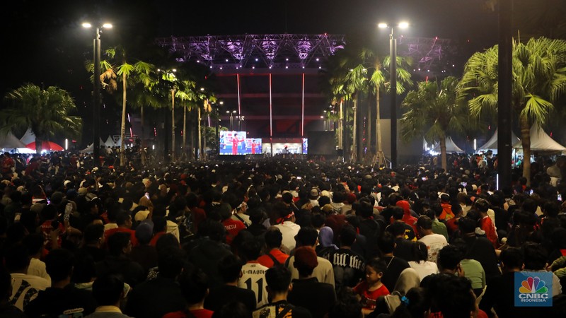Warga menyaksikan pertandingan Timnas U-23 Indonesia melawan Timnas U-23 Uzbekistan pada semifinal AFC U-23 Piala Asia 2024 melalui layar di kawasan Stadion Utama Gelora Bung Karno (SUGBK), Jakarta, Senin (29/4/2024) malam. (CNBC Indonesia/Faisal Rahman) Warga menyaksikan pertandingan Timnas U-23 Indonesia melawan Timnas U-23 Uzbekistan pada semifinal AFC U-23 Piala Asia 2024 melalui layar di kawasan Stadion Utama Gelora Bung Karno (SUGBK), Jakarta, Senin (29/4/2024) malam. (CNBC Indonesia/Faisal Rahman)