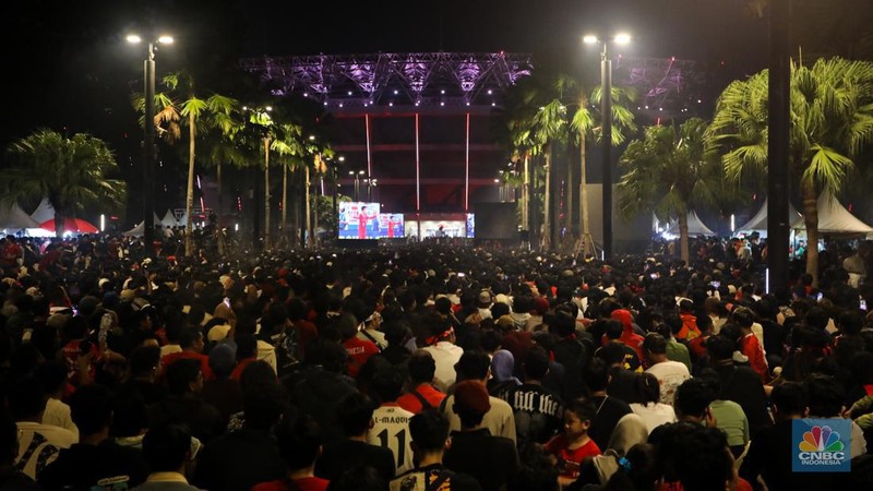 Warga menyaksikan pertandingan Timnas U-23 Indonesia melawan Timnas U-23 Uzbekistan pada semifinal AFC U-23 Piala Asia 2024 melalui layar di kawasan Stadion Utama Gelora Bung Karno (SUGBK), Jakarta, Senin (29/4/2024) malam. (CNBC Indonesia/Faisal Rahman)