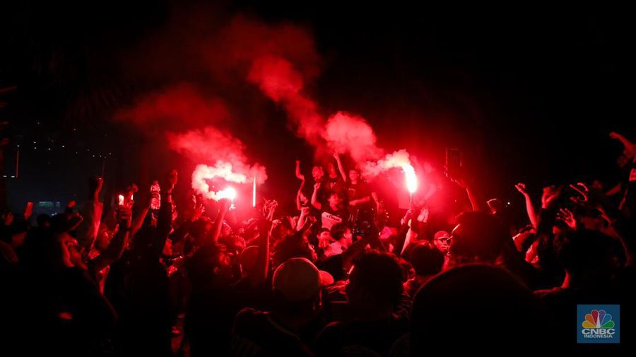 Warga menyaksikan pertandingan Timnas U-23 Indonesia melawan Timnas U-23 Uzbekistan pada semifinal AFC U-23 Piala Asia 2024 melalui layar di kawasan Stadion Utama Gelora Bung Karno (SUGBK), Jakarta, Senin (29/4/2024) malam. (CNBC Indonesia/Faisal Rahman)