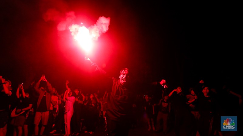 Warga menyaksikan pertandingan Timnas U-23 Indonesia melawan Timnas U-23 Uzbekistan pada semifinal AFC U-23 Piala Asia 2024 melalui layar di kawasan Stadion Utama Gelora Bung Karno (SUGBK), Jakarta, Senin (29/4/2024) malam. (CNBC Indonesia/Faisal Rahman)