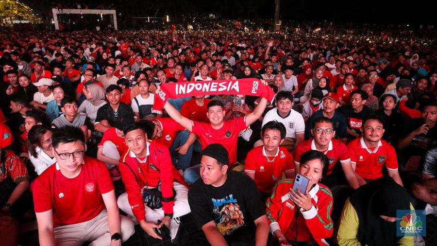 Warga menyaksikan pertandingan Timnas U-23 Indonesia melawan Timnas U-23 Uzbekistan pada semifinal AFC U-23 Piala Asia 2024 melalui layar di kawasan Stadion Utama Gelora Bung Karno (SUGBK), Jakarta, Senin (29/4/2024) malam. (CNBC Indonesia/Faisal Rahman)
