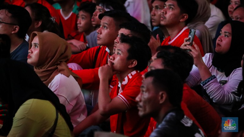 Warga menyaksikan pertandingan Timnas U-23 Indonesia melawan Timnas U-23 Uzbekistan pada semifinal AFC U-23 Piala Asia 2024 melalui layar di kawasan Stadion Utama Gelora Bung Karno (SUGBK), Jakarta, Senin (29/4/2024) malam. (CNBC Indonesia/Faisal Rahman) Warga menyaksikan pertandingan Timnas U-23 Indonesia melawan Timnas U-23 Uzbekistan pada semifinal AFC U-23 Piala Asia 2024 melalui layar di kawasan Stadion Utama Gelora Bung Karno (SUGBK), Jakarta, Senin (29/4/2024) malam. (CNBC Indonesia/Faisal Rahman)