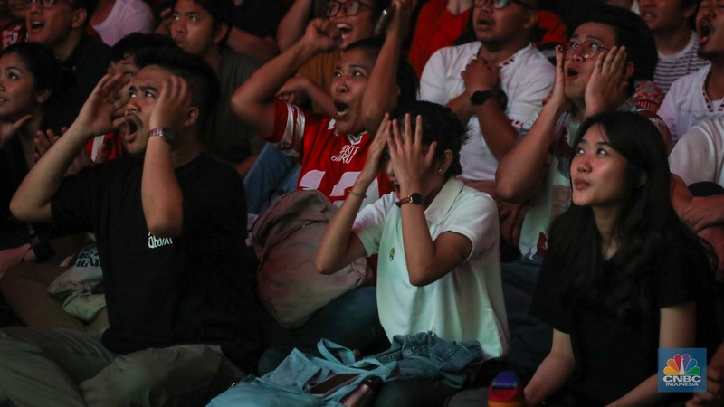 Warga menyaksikan pertandingan Timnas U-23 Indonesia melawan Timnas U-23 Uzbekistan pada semifinal AFC U-23 Piala Asia 2024 melalui layar di kawasan Stadion Utama Gelora Bung Karno (SUGBK), Jakarta, Senin (29/4/2024) malam. (CNBC Indonesia/Faisal Rahman) Warga menyaksikan pertandingan Timnas U-23 Indonesia melawan Timnas U-23 Uzbekistan pada semifinal AFC U-23 Piala Asia 2024 melalui layar di kawasan Stadion Utama Gelora Bung Karno (SUGBK), Jakarta, Senin (29/4/2024) malam. (CNBC Indonesia/Faisal Rahman)