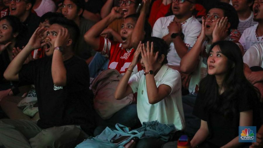 Warga menyaksikan pertandingan Timnas U-23 Indonesia melawan Timnas U-23 Uzbekistan pada semifinal AFC U-23 Piala Asia 2024 melalui layar di kawasan Stadion Utama Gelora Bung Karno (SUGBK), Jakarta, Senin (29/4/2024) malam. (CNBC Indonesia/Faisal Rahman)