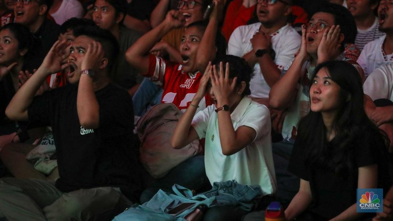 Warga menyaksikan pertandingan Timnas U-23 Indonesia melawan Timnas U-23 Uzbekistan pada semifinal AFC U-23 Piala Asia 2024 melalui layar di kawasan Stadion Utama Gelora Bung Karno (SUGBK), Jakarta, Senin (29/4/2024) malam. (CNBC Indonesia/Faisal Rahman)