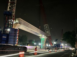 Percepat Pembangunan LRT Fase 1B, Waskita Angkat Balok Girder Pertama