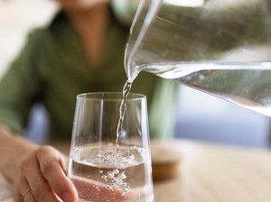 Cara Minum Air Putih yang Efektif dan Mudah Demi Cegah Dehidrasi Saat Ramadan