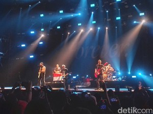 Keseruan 2 Jam di Konser All Time Low Forever Jakarta