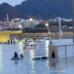 Kiamat Sudah Dekat? 'Cuaca Neraka' Hantam Asia, Banjir Gulung Arab