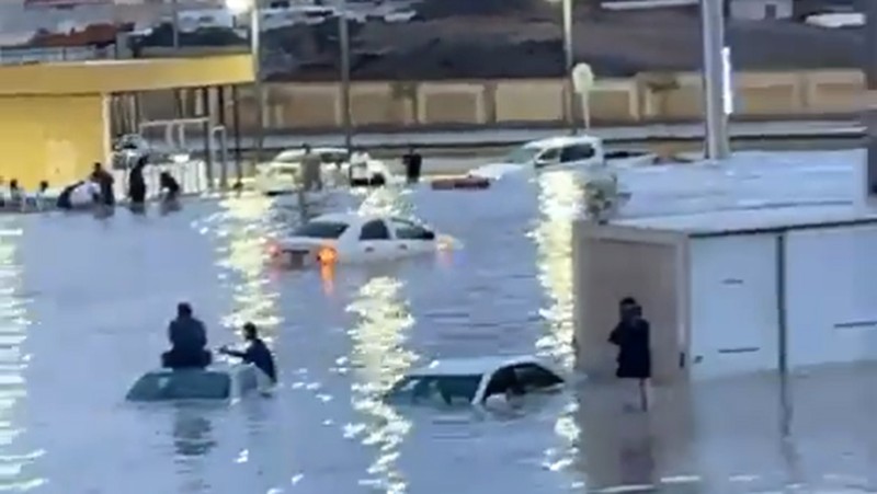 Banjir Bandang Arab Saudi. (Tangkapan Layar x/ @alhijaz21)
